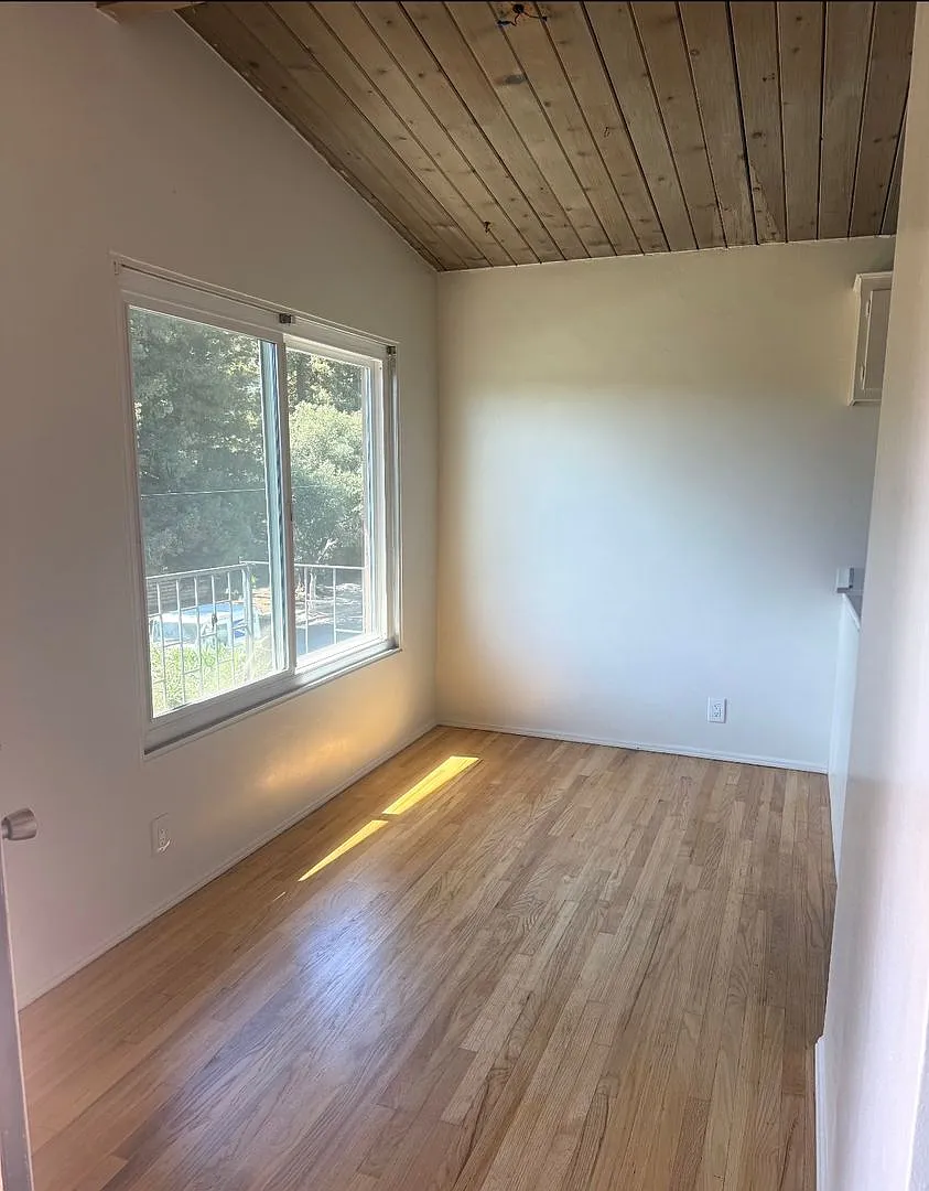 19 Oak Street — Photo 3