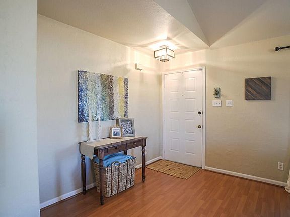 5th image of 240 Aspenway Dr