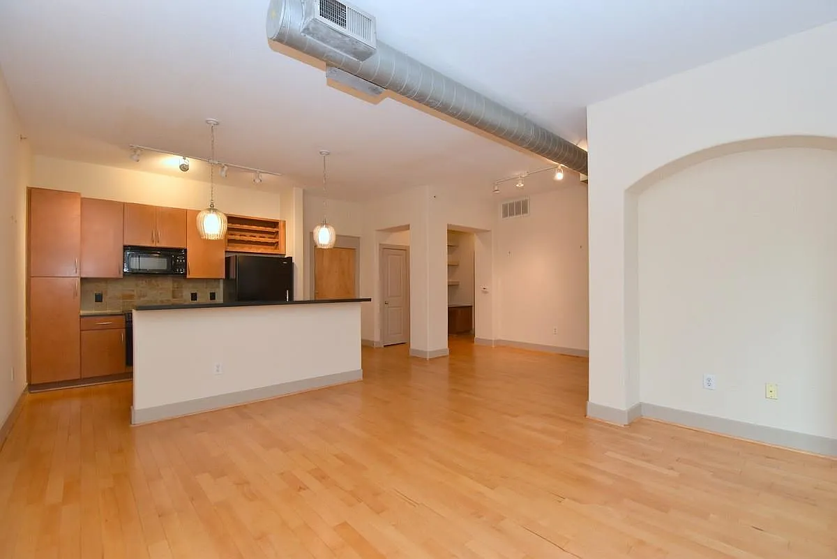 1 bed, 1.0 bath, 982 sqft, $1,725 — Photo 2