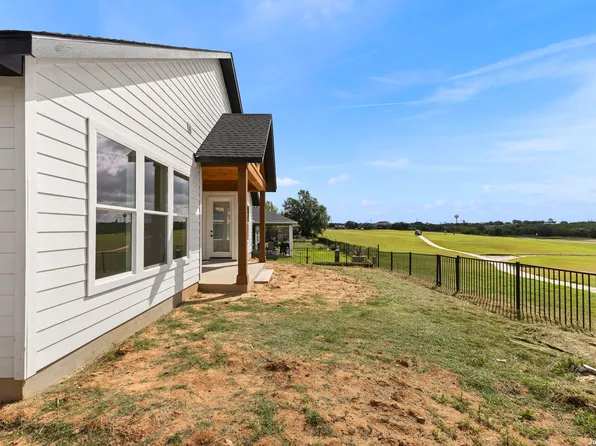 165 Whitewing Way, Floresville, TX 78114