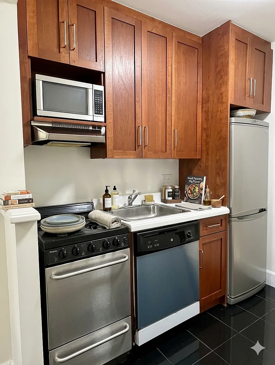 Building Photo - 213 E 84th St #4C