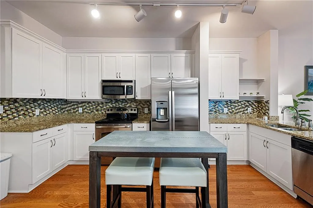 2 bed, 2.0 bath, 1223 sqft, $2,200 — Photo 1
