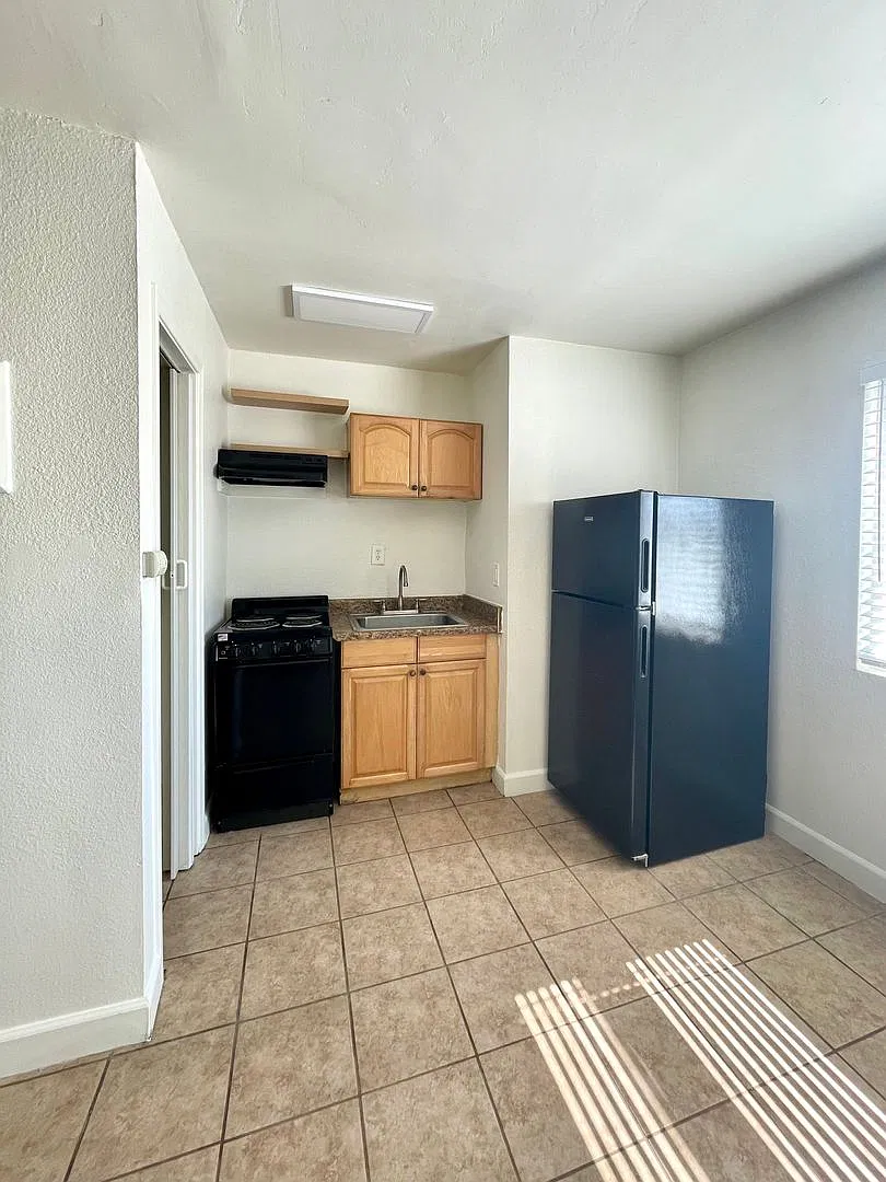 Golden Hill Apartments — Photo 4