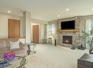 1219 Promontory Dr, Hampshire, IL 60140