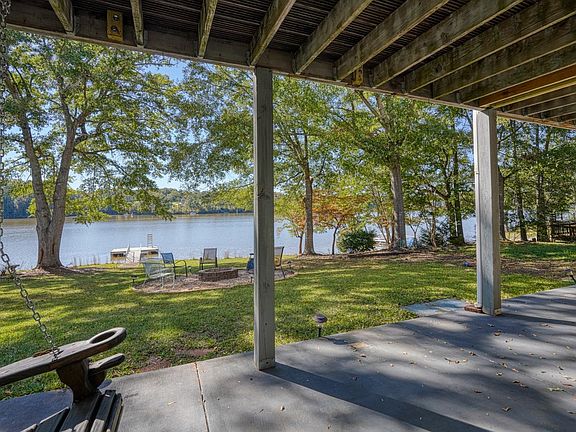 3rd image of 200 S Pointe