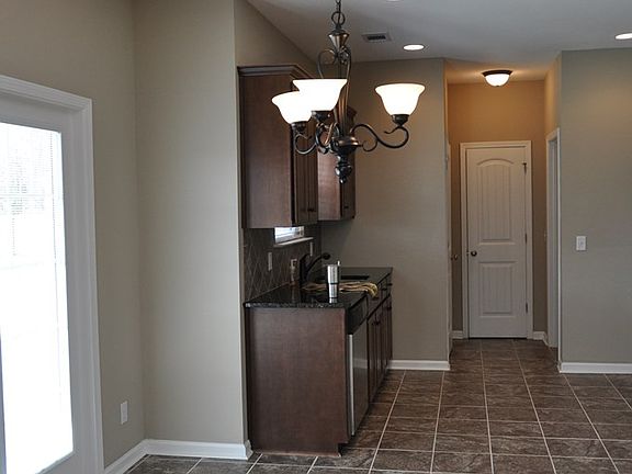 3rd image of 325 NE Highland Pony Way