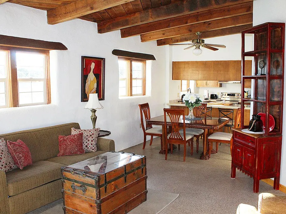 Beautifully Furnished 2bd/1ba triplex unit w center courtyard