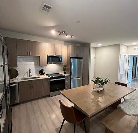 5th image of 600 W Amelia St #23