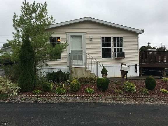 3rd image of 8 Cedar Dr
