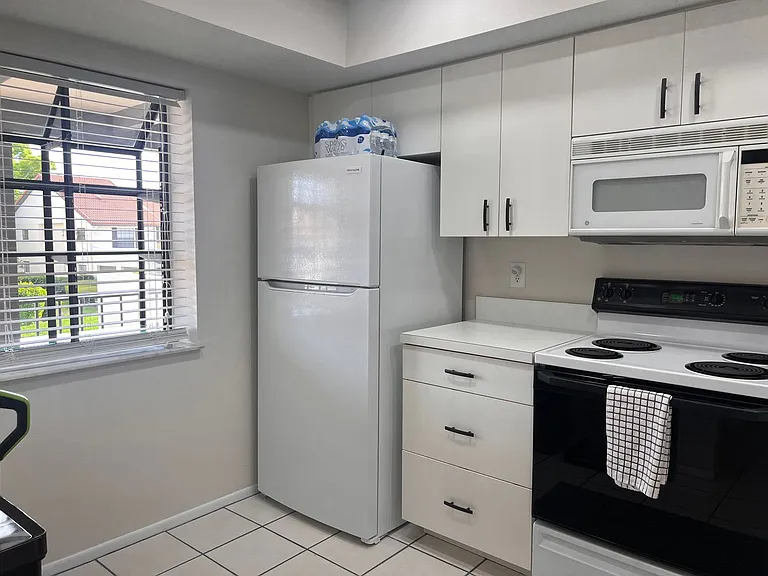 748 Avenida Estancia #B — Photo 4