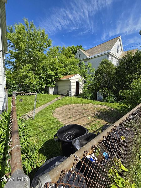 5th image of 833 Mason Street