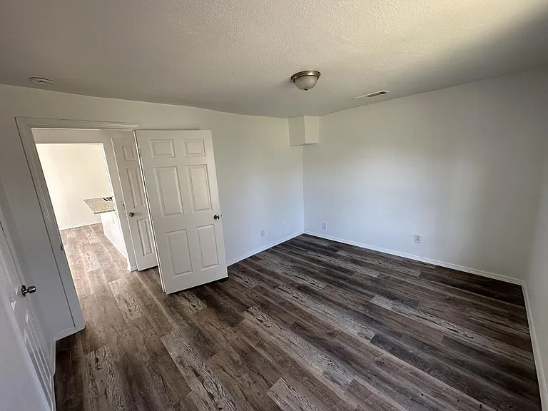 516 E George St — Photo 12