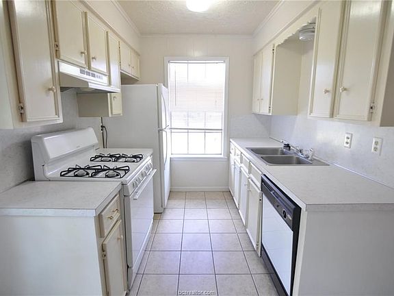 3rd image of 703 Concho Pl
