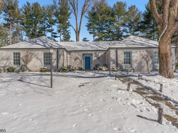 1 Aspen Dr, Chester Boro, NJ 07930