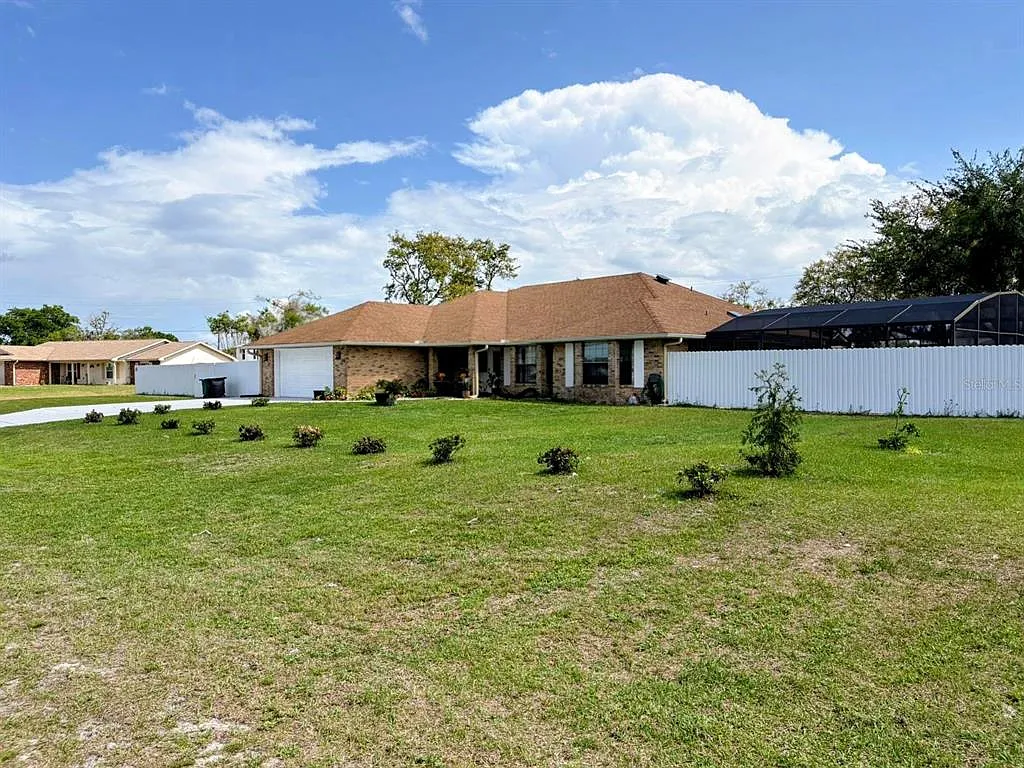 4 bed, 2.0 bath, 2055 sqft, $3,000 — Photo 4