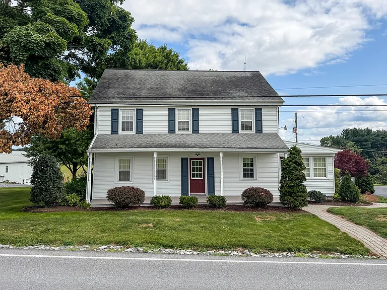 1592 Old Line Rd — Photo 1