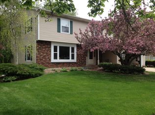 68 Sycamore Ln, Crystal Lake, IL 60014