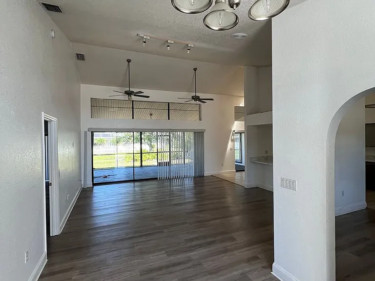 2092 Rio De Janeiro Ave — Photo 12