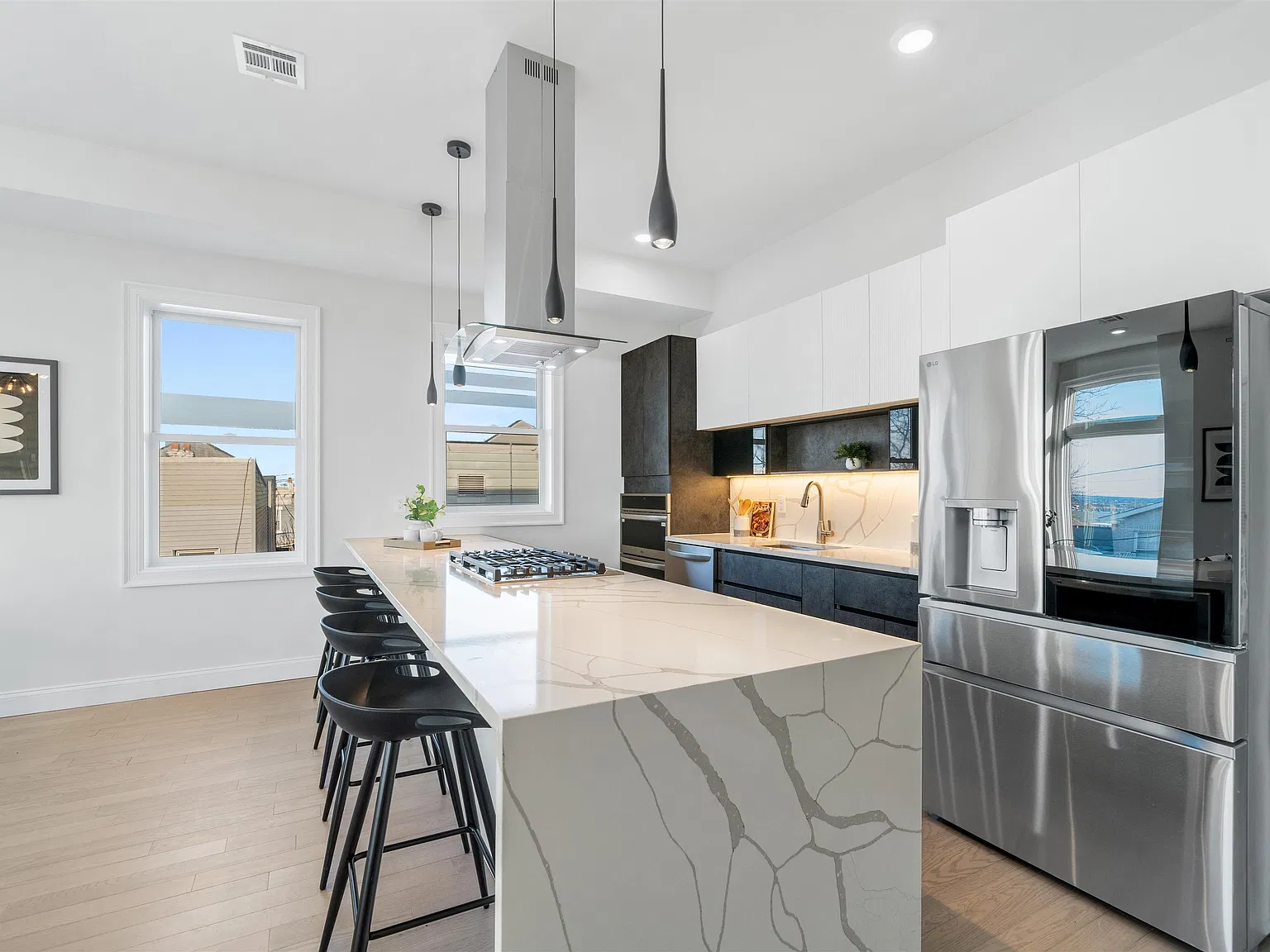 3 bed, 2.0 bath, 1198 sqft, $4,000 — Photo 4