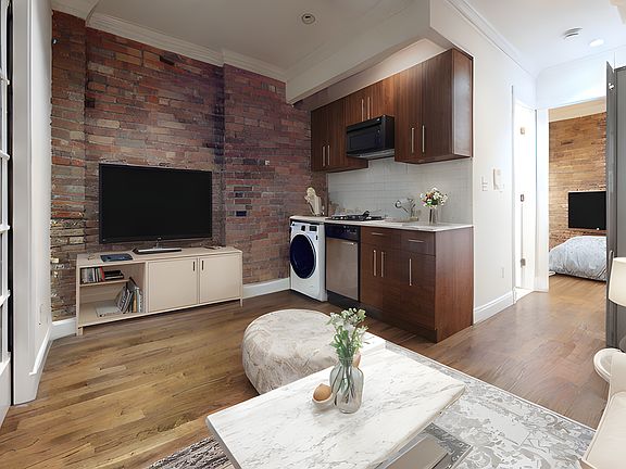 2nd image of 610 E 9th St APT 4