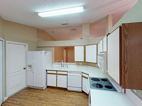 3rd image of 16 Bassett Ln