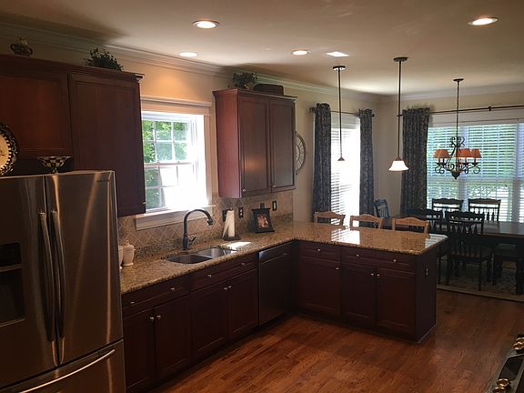 5th image of 143 Hunters Hill Dr
