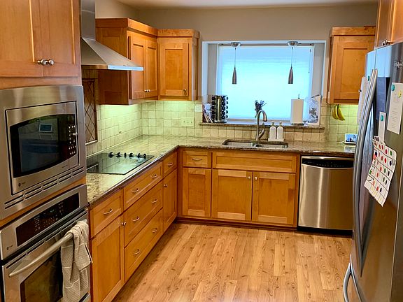 Sink window view to front yard
Stainless steel appliances
Built in microwave and oven
Easy to clean 5-burner cooktop