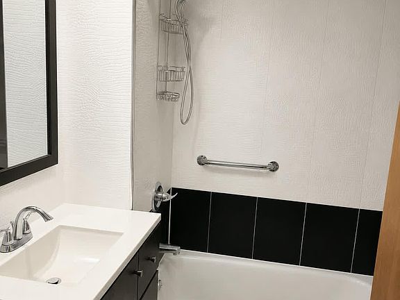 5th image of 3215 Leavitt Street #1C