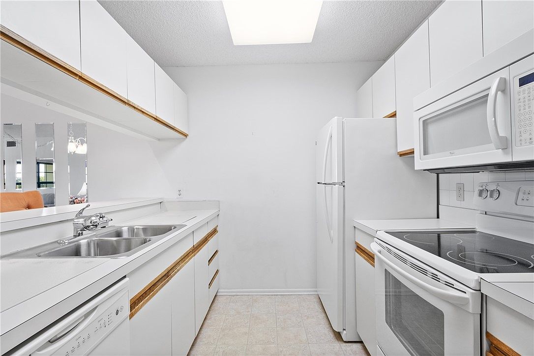 3 Plantation Dr APT 202