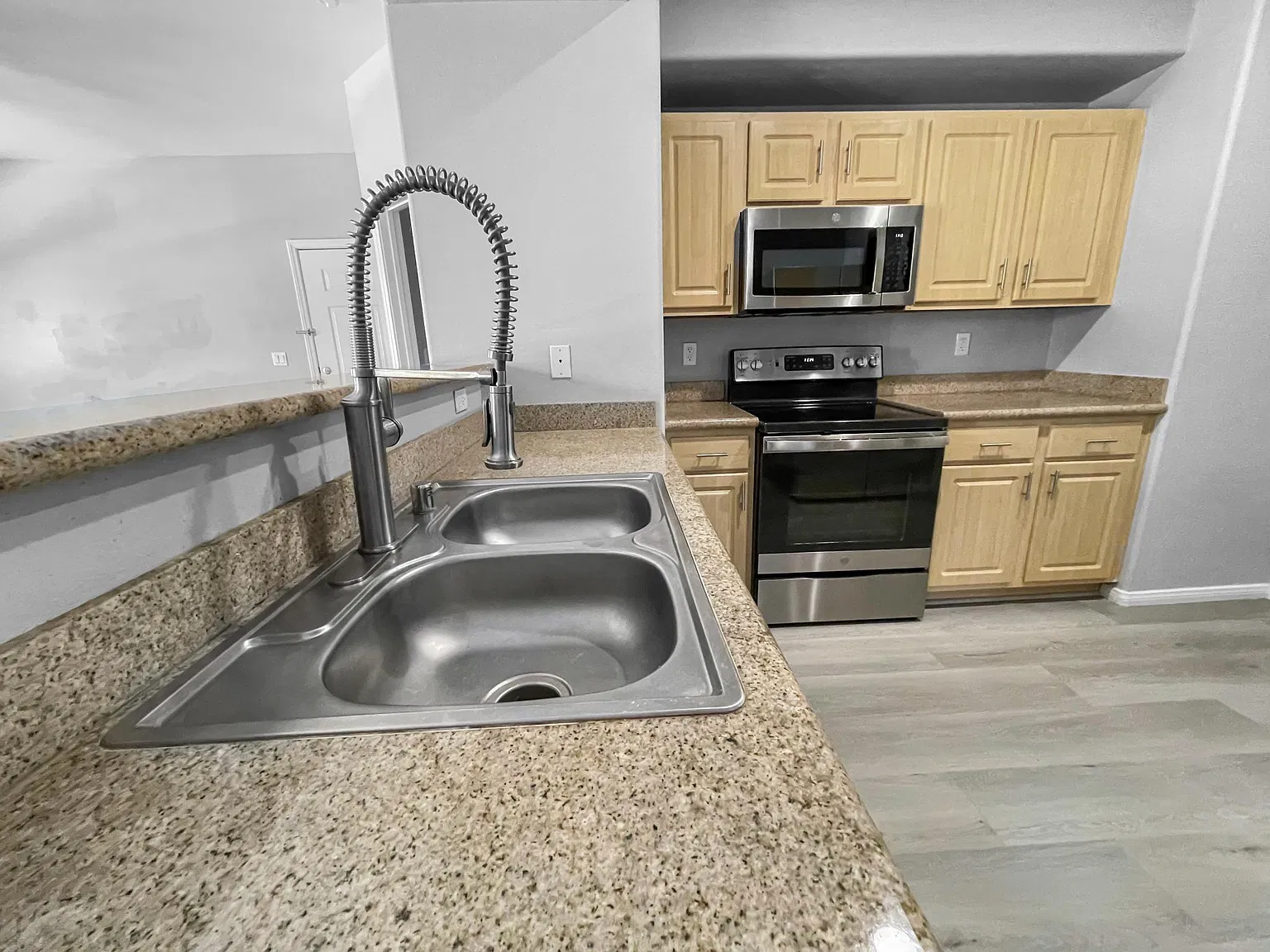 2 bed, 914 sqft, $1,475 — Photo 2