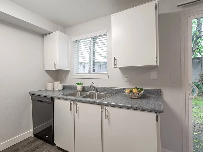Somerset West Apartments — Photo 20