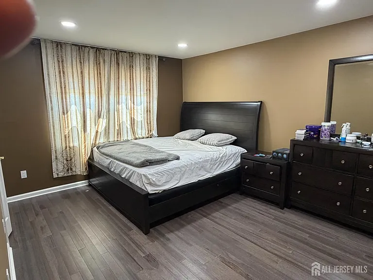 911 Yorkshire Dr — Photo 4
