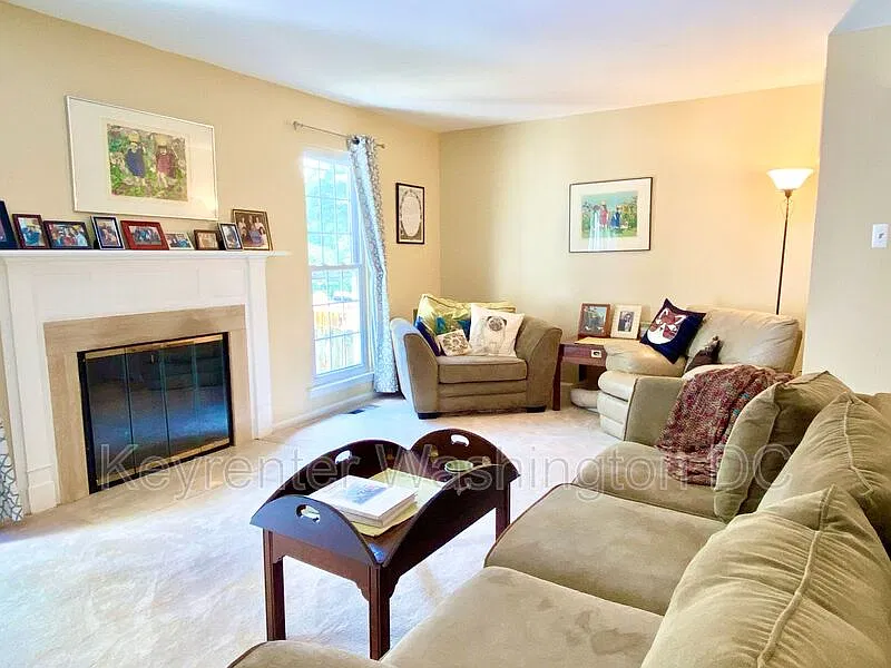 3 bed, 2.5 bath, 1800 sqft, $2,600 — Photo 2