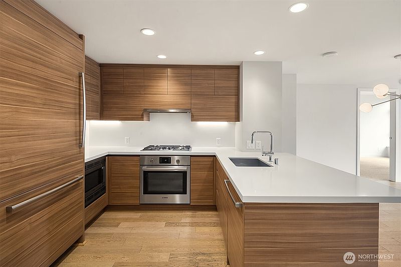 4th image of 583 Battery St #2208N