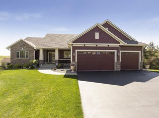 969 Woodview Ct, Carver, MN 55315