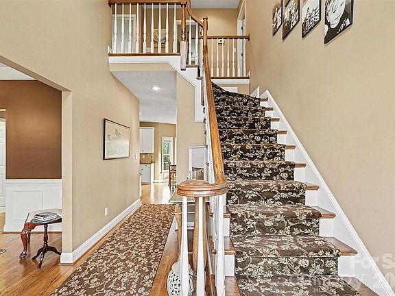 5th image of 634 Peace Haven Rd