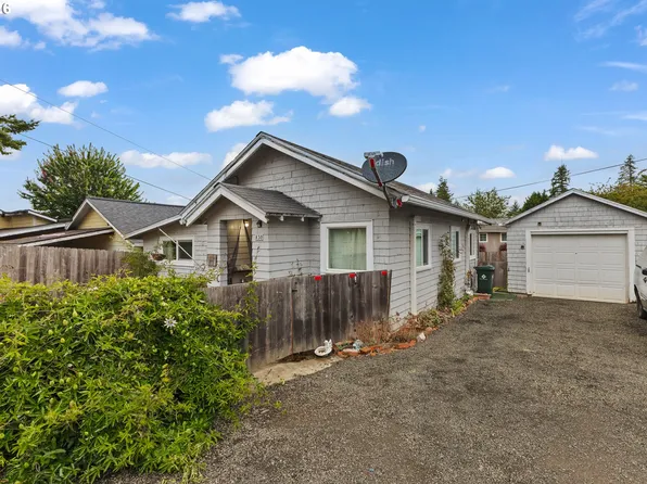 830 E 10th St, Coquille, OR 97423