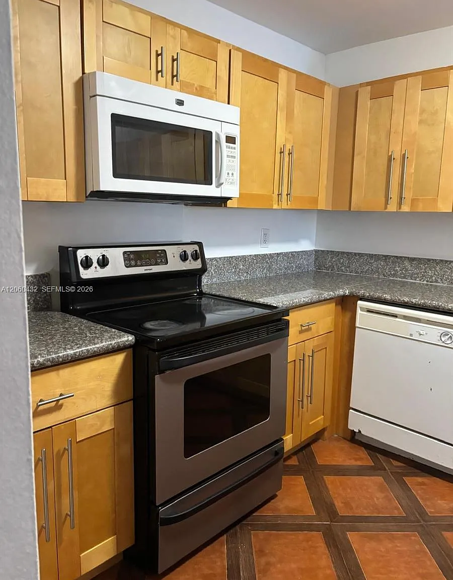 Coral Gate West Condo — Photo 1