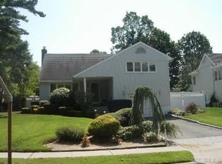 4016 Wolkow Ave, Seaford, NY 11783