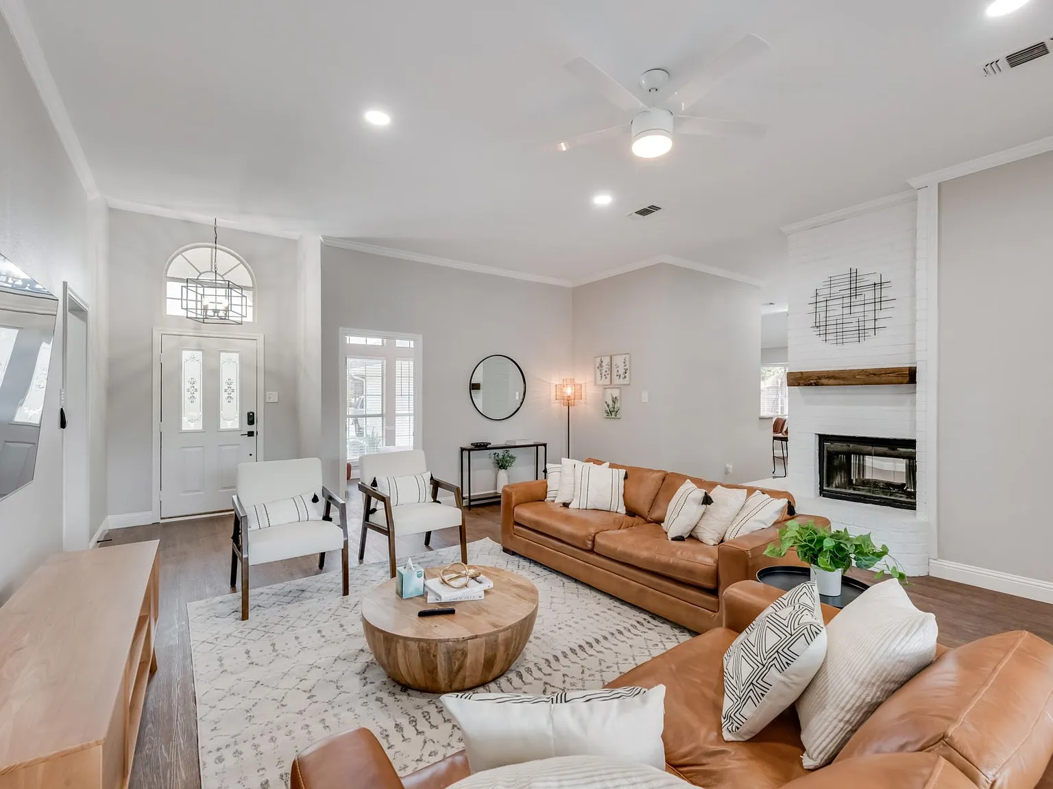 5 bed, 2093 sqft, $9,750 — Photo 4