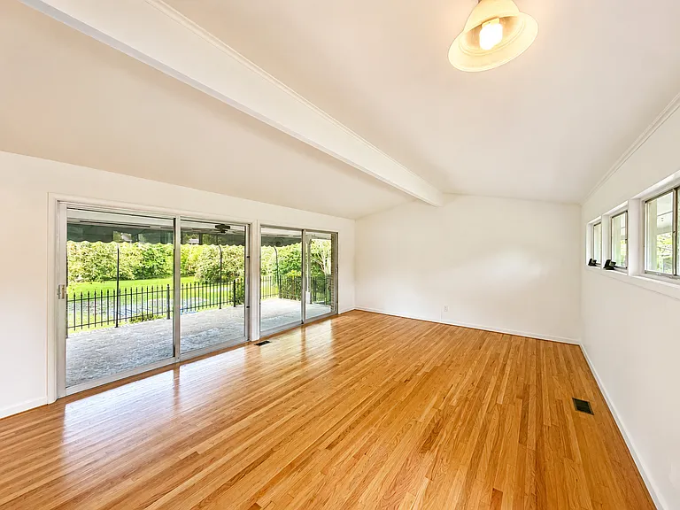 108 Meadowview Cir — Photo 3