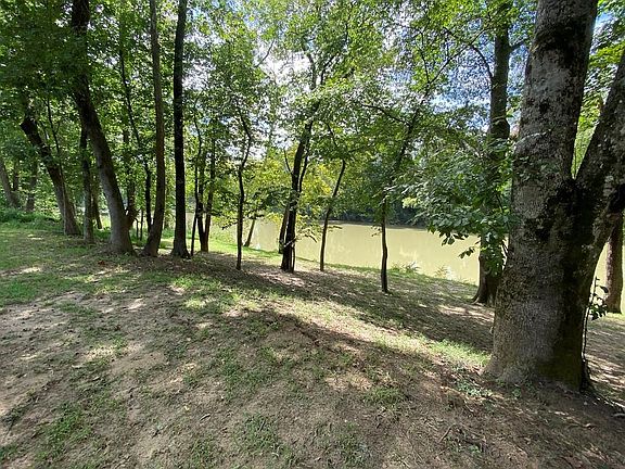 3rd image of 871 Riverview Rd
