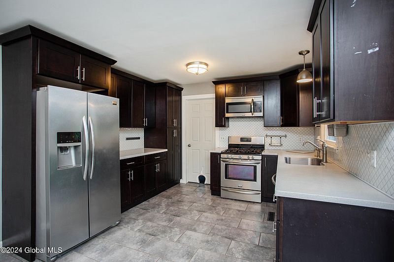 3rd image of 33 Bloomingdale Avenue