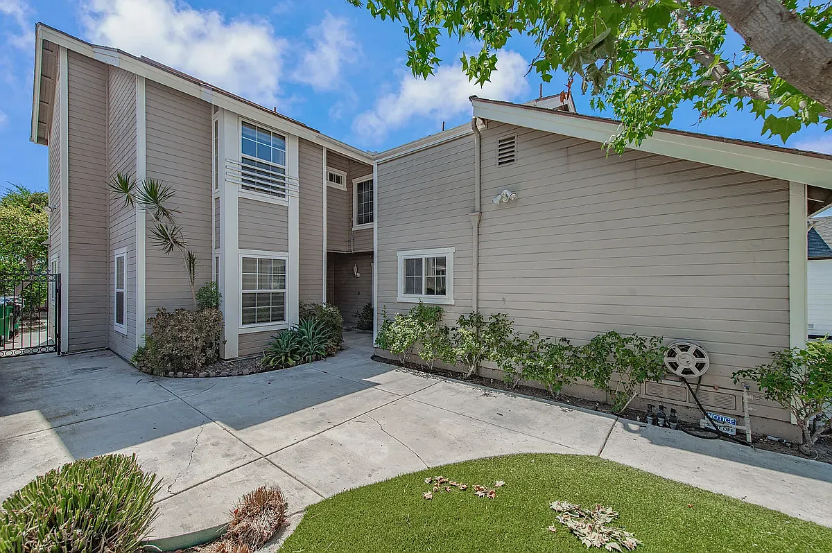 4 bed, 2.5 bath, 2300 sqft, $5,500 — Photo 4