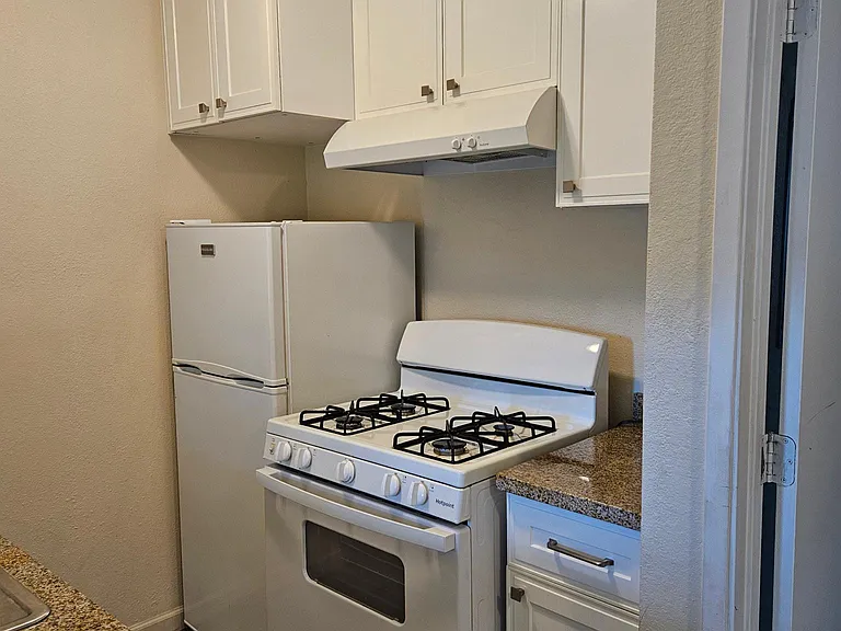 1414 E Oak St #E — Photo 3