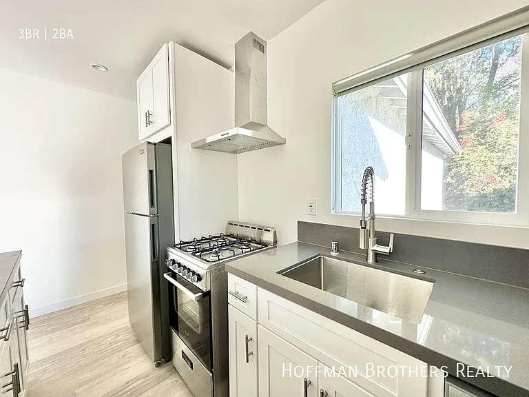 2429 W Avenue 33 #1/4 — Photo 3