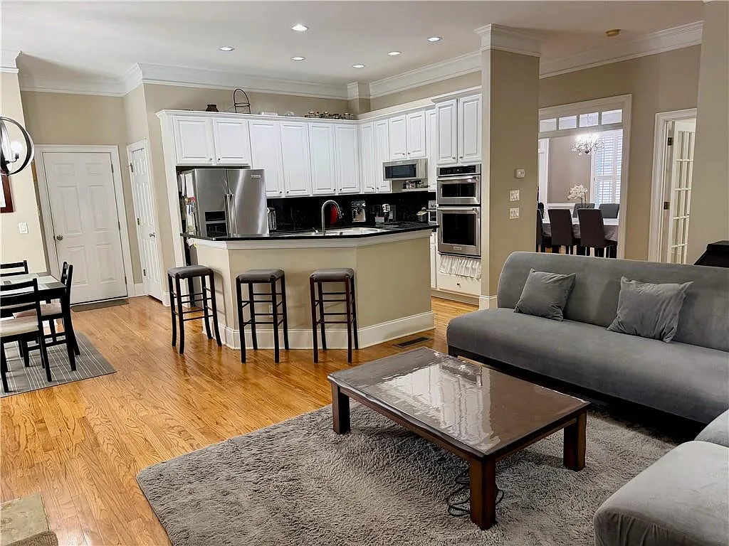 5 bed, 5.0 bath, 4389 sqft, $6,000 — Photo 4