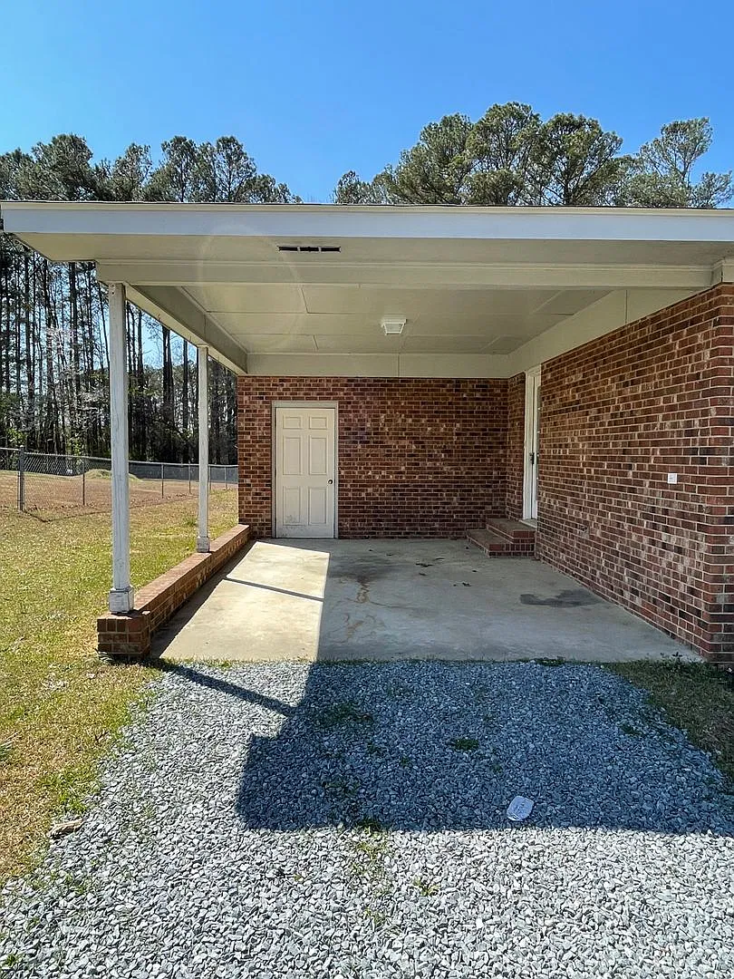 Brick Ranch home Minutes to Coats on Hwy 55 — Photo 3