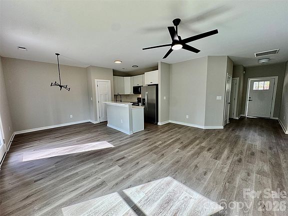 5th image of 818 Pine Hill Dr