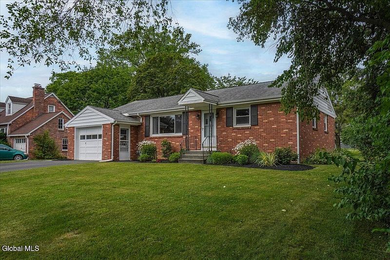 2nd image of 8 E Glenwood Drive